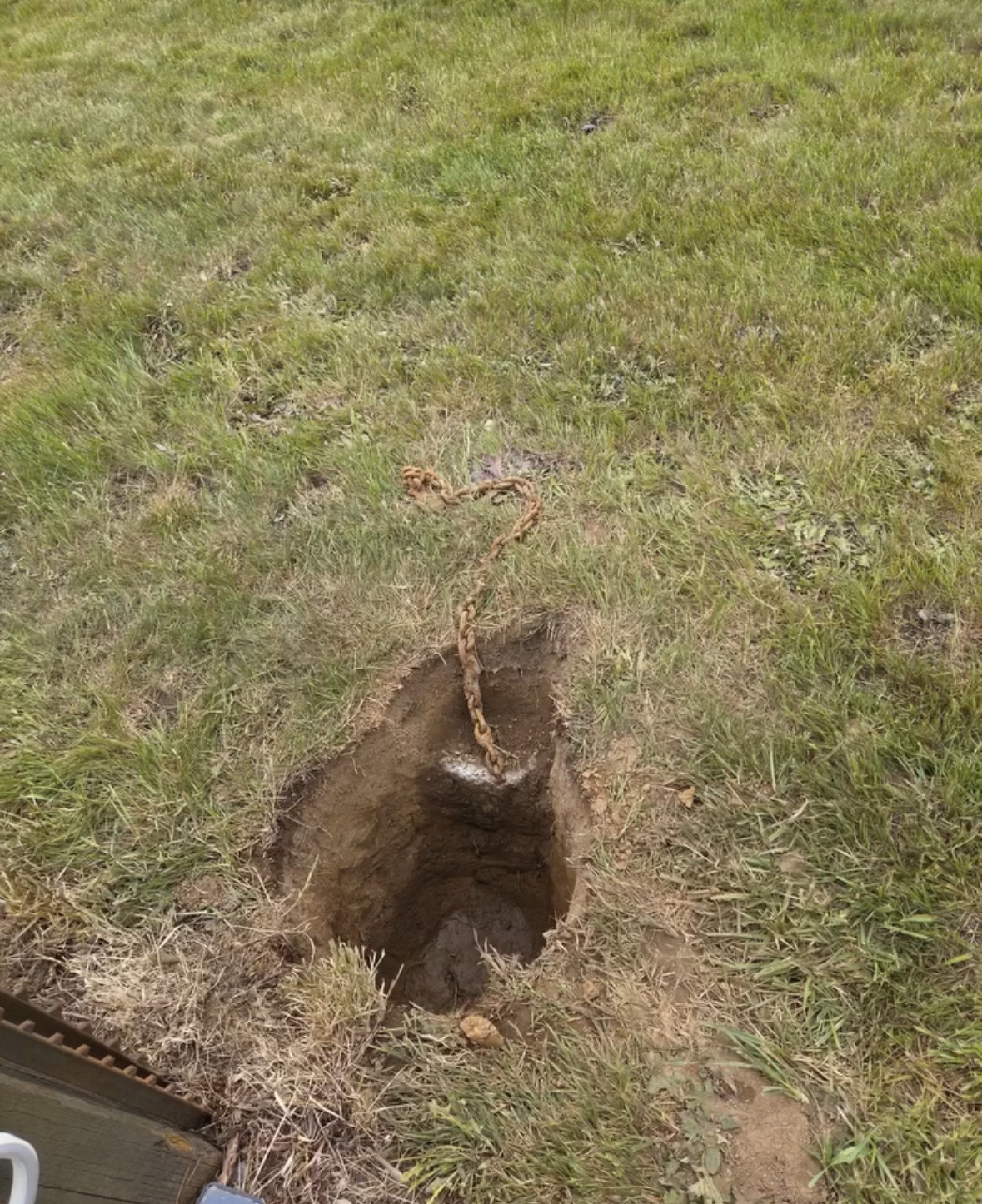 I Discovered a Chain Hidden Beneath My Mailbox