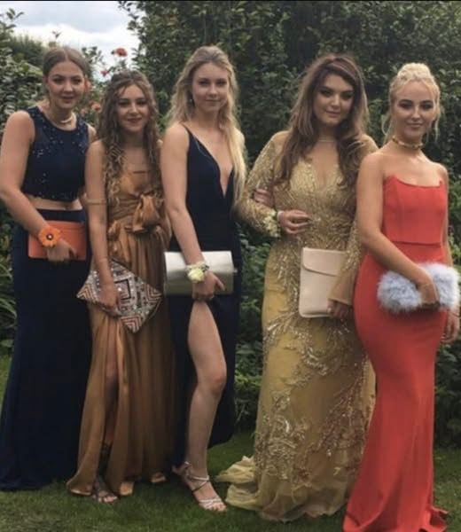 Five girls pose for prom photo – later it causes a frenzy online due to little hidden detail