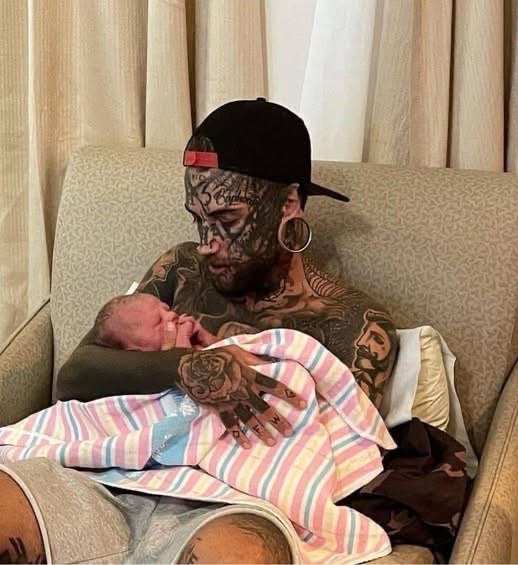 24-year-old dad, whose body is completely covered with more than 200 tattoos, removed…