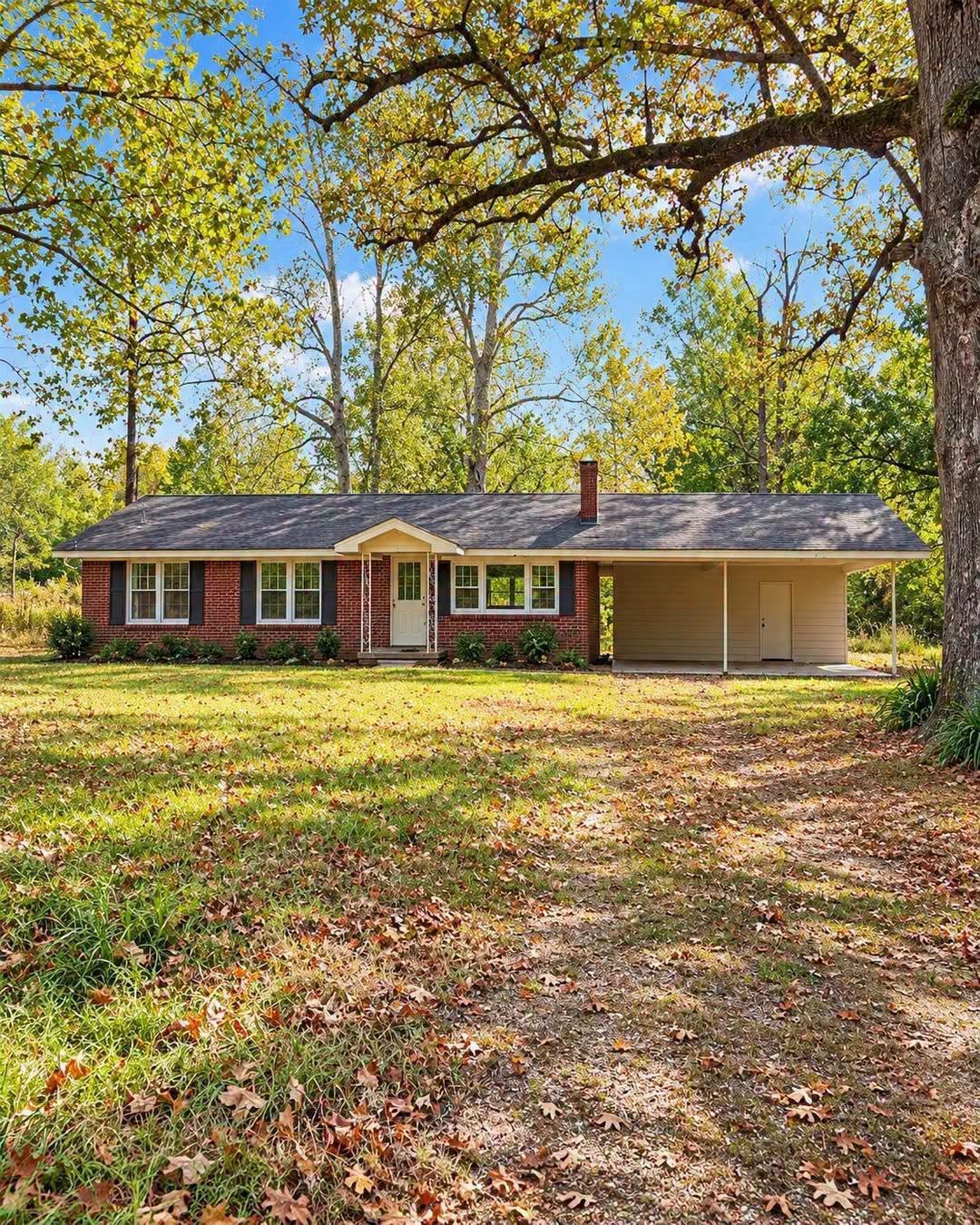 Classic Brick Fixer-Upper in Arkansas Offers a Spacious Yard and Renovation Potential